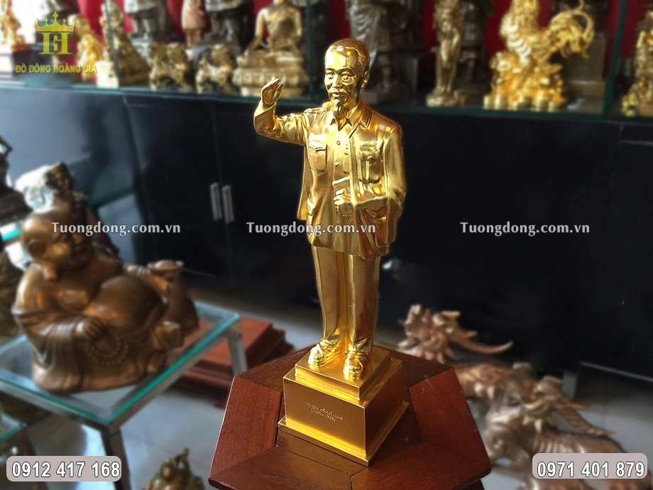 Hình ảnh nhìn nghiêng của bức tượng đồng